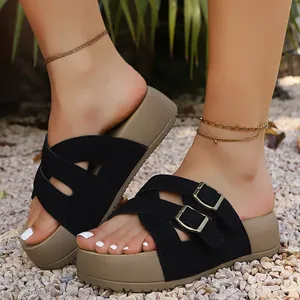 Nahaufnahme der modischen Damen-Plateausandalen mit Doppelbuckle-Riemen am Fuß