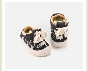 Detailansicht atmungsaktiver Baby-Sneaker mit robuster rutschfester Gummisohle