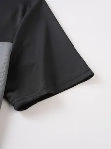 Detaillierte Makroaufnahme des atmungsaktiven Netzärmels eines schwarz-grauen T-Shirts