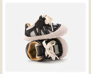 Nahaufnahme von atmungsaktiven Mesh-Lauflernschuhen mit MAIBUXI-Logo auf der Zunge