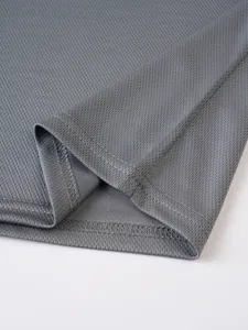 Detailansicht der hochwertigen Nähte und des atmungsaktiven Mesh-Gewebes am grauen T-Shirt-Saum