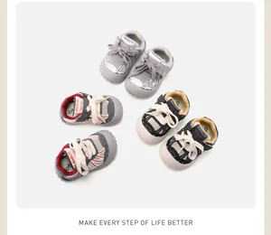 Draufsicht auf drei Paar atmungsaktive Mesh-Sneaker für Kleinkinder in verschiedenen Farben