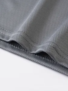 Detailaufnahme des grauen, atmungsaktiven Mesh-Gewebes und der Saumnaht am Herren-T-Shirt