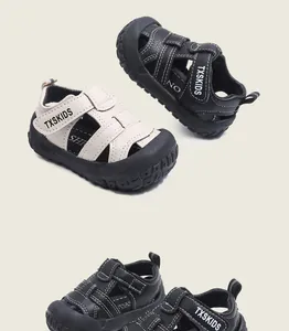 Detaillierte Ansicht beige und schwarze Kindersandalen mit Klettverschluss für den Sommer