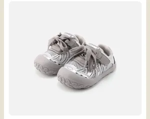 Nahaufnahme grauer Lauflernschuhe für Kleinkinder mit atmungsaktivem Mesh und Gummisohle