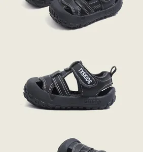 Detailansicht schwarzer geschlossener Kindersandalen mit weißen Ziernähten