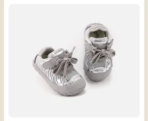 Stylische graue Lauflernschuhe für Kleinkinder mit atmungsaktivem Mesh und Gummisohle
