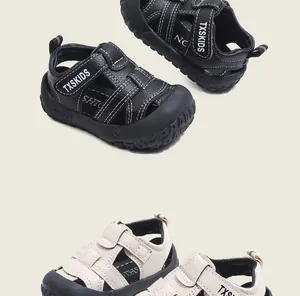 Makroansicht von schwarzen und beige geschlossenen Sandalen für Kleinkinder