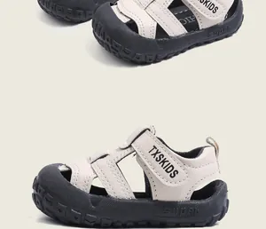 Detailansicht der rutschfesten geschlossenen Kleinkinder-Sandalen mit robuster schwarzer Sohle