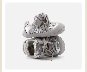 Detailansicht der silbernen Lauflernschuhe mit grauem Mesh und Klettverschluss für Kinder
