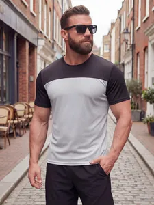 Lässiges Herren T-Shirt mit Rundhalsausschnitt und atmungsaktivem Material am Model