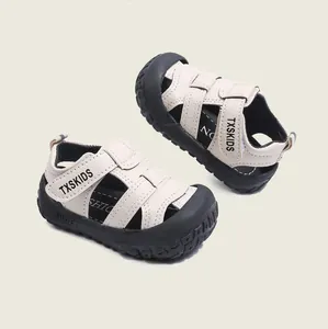 Detaillierte Ansicht beiger geschlossener Kindersandalen mit weicher Gummisohle
