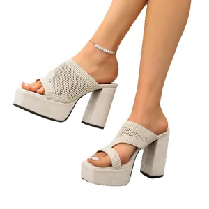 Eleganti sabot da donna in maglia beige con plateau e tacco largo alto alla moda