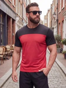 Model in Straßenumgebung trägt ein rot-schwarzes Herren-T-Shirt mit kurzen Ärmeln