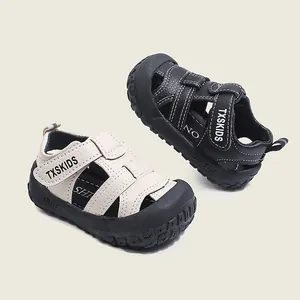 Kleinkinder Sandalen geschlossen rutschfest in Schwarz und Beige mit weicher Sohle