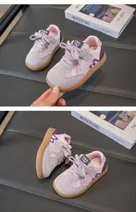 Detailaufnahme von atmungsaktivem Mesh-Obermaterial und Gummisohle für Kleinkinderschuhe