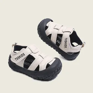 Rutschfeste geschlossene Strandsandalen für Kinder, beige Obermaterial, schwarze Sohle