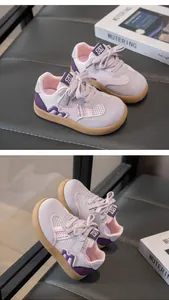 Detailansicht der atmungsaktiven lila-pinken Mesh-Kinderschuhe mit weichen braunen Sohlen.