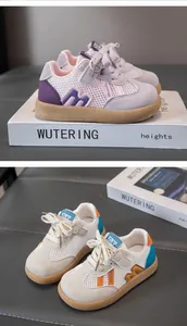 Atmungsaktive Mesh-Sneaker für Kleinkinder mit weicher Sohle in verschiedenen Farbkombinationen.