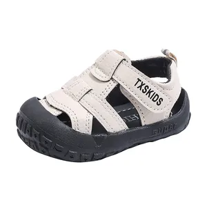 Beige Kindersandalen mit geschlossener Zehenpartie und rutschfester Weichsohle