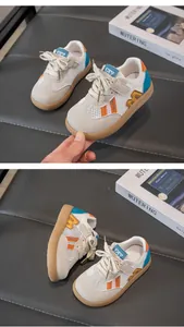 Makrodetail des atmungsaktiven Mesh-Obermaterials und der weichen Sohle dieser Sneaker