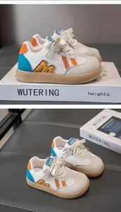 Detailansicht der atmungsaktiven Mesh-Sneaker für Kleinkinder mit weicher Sohle und M-Logo