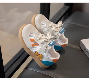 Detailansicht der atmungsaktiven Mesh-Sneaker für Kleinkinder mit rutschfester Sohle.