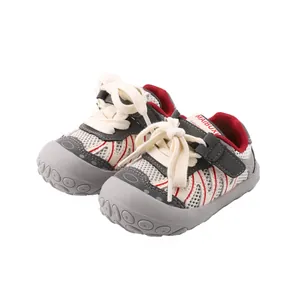 Modische atmungsaktive Mesh-Lauflernschuhe für Kleinkinder in Grau und Rot für Kinder