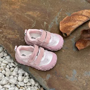 Chaussures de marche roses respirantes pour bébés avec semelle souple et pare-chocs