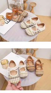 Vista dettagliata delle scarpe Mary Jane intrecciate vintage per bambine in marrone e crema