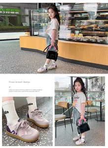 Kleinkind Mädchen in atmungsaktiven Mesh-Sneakern in einem modernen Café-Ambiente