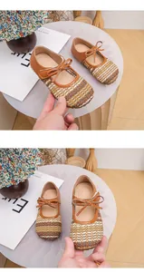 Primo piano di scarpe Mary Jane intrecciate per bambine con fiocco elegante e suola morbida
