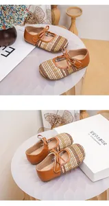 Dettaglio delle scarpe Mary Jane intrecciate marroni per bambine con cinturino a fiocco