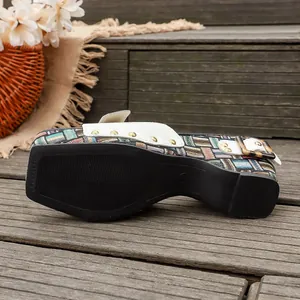 Detailopname van bohemian plateau sleehak sandaal met kleurrijk geweven patroon