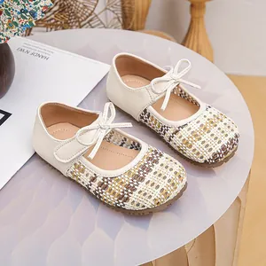 Scarpe Mary Jane intrecciate retrò per bambine con fiocco decorativo.