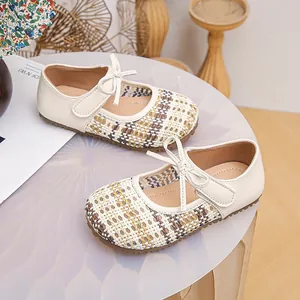 Scarpe Mary Jane vintage da bambina con design intrecciato e pelle crema morbida