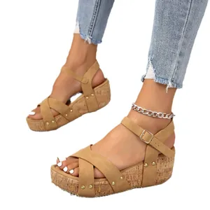 Elegante Damen Keilsandalen mit gekreuzten Riemen, Nieten und Kork-Plateausohle