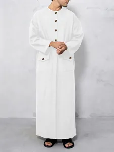 Elegante túnica thobe blanca de manga larga para hombre con cuello redondo y botones