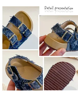 Dettagli del tessuto denim e della fibbia metallica sui sandali estivi per bambine.