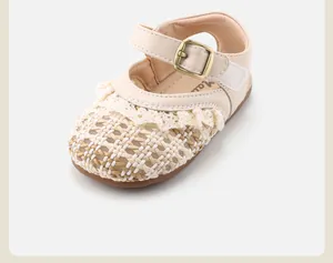 Detail von cremefarbenen Baby-Prinzessin-Sandalen mit gewebter Zehenpartie und Spitzenbesatz.