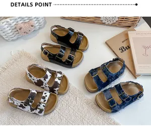 Vista dettagliata di sandali bambina con plateau in stampa mucca, denim e coccodrillo.