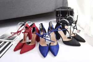 Vista detallada de los zapatos de salón con cordones y tacón ancho en rojo, azul y negro