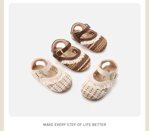 Zwei Paar gewebte Babysandalen mit Spitzenbesatz und Schnallenriemen in Creme und Braun.
