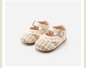Detailansicht der cremefarbenen geflochtenen Babysandalen mit Spitze und weicher Sohle