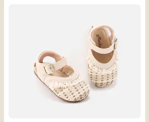 Elegante Babysandalen mit weicher Sohle, gewebter Front und feinem Spitzenbesatz