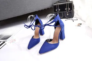 Tacones de gamuza azul real con punta fina, tacón grueso y elegante lazo en el tobillo.