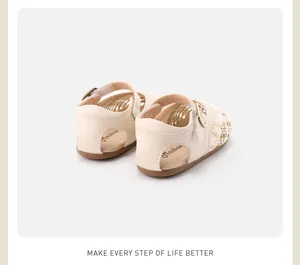 Detailansicht der cremefarbenen Baby-Sandalen mit zarten gewebten Spitzenblumenakzenten