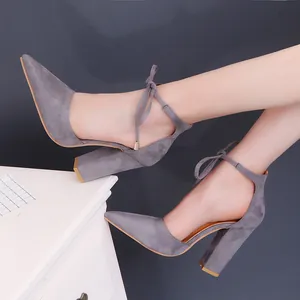 Elegantes salones de ante gris con punta fina, tacones de bloque y cordones al tobillo