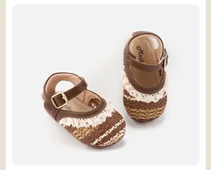 Detailansicht der gewebten Babysandalen mit eleganter Spitze und weichen braunen Sohlen
