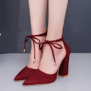 Elegantes zapatos de salón en ante burdeos con punta fina, tacón ancho y cordones